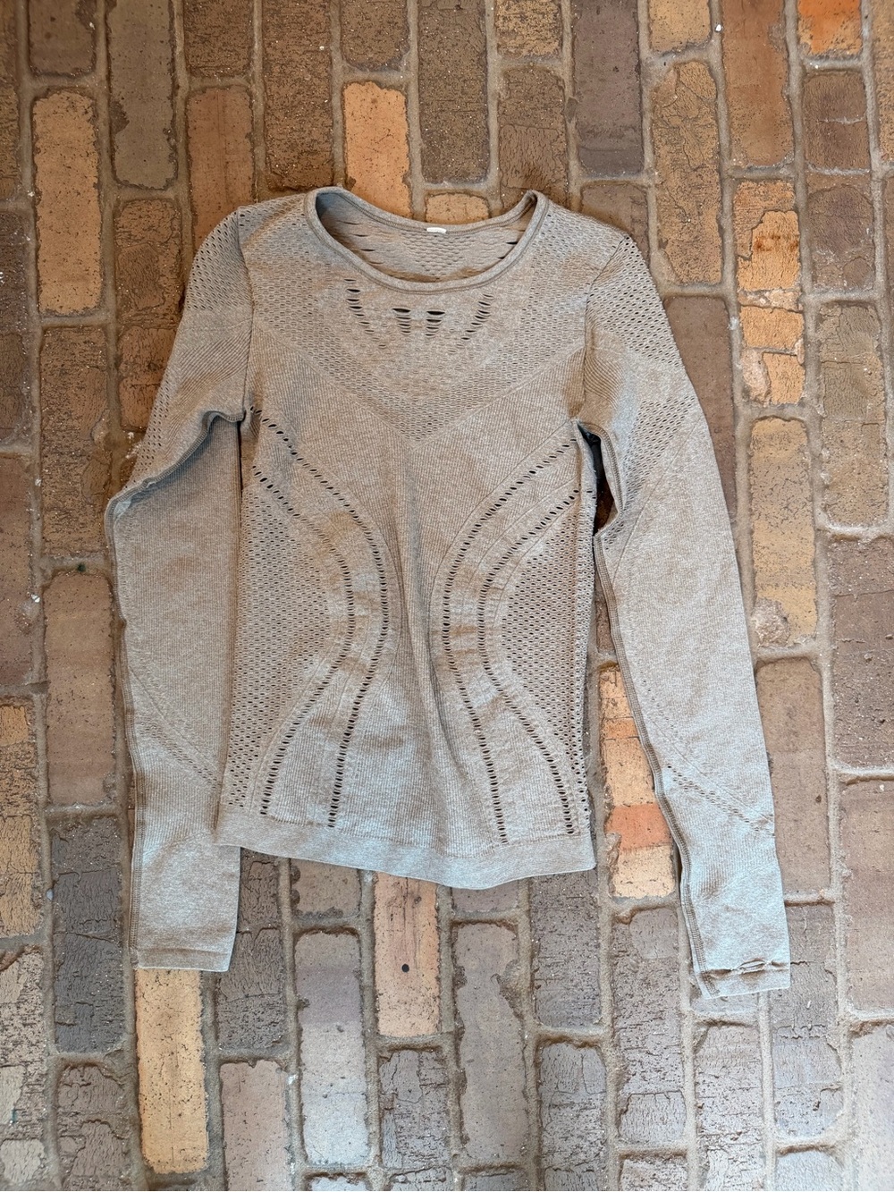 ALO Yoga Women's Long Sleeve Light Gray Seamless Knit Tee